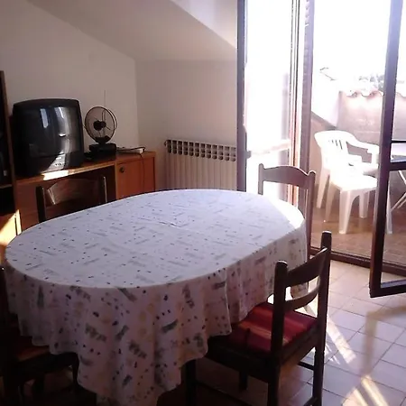 - Diklo 13327b Apartment Zadar